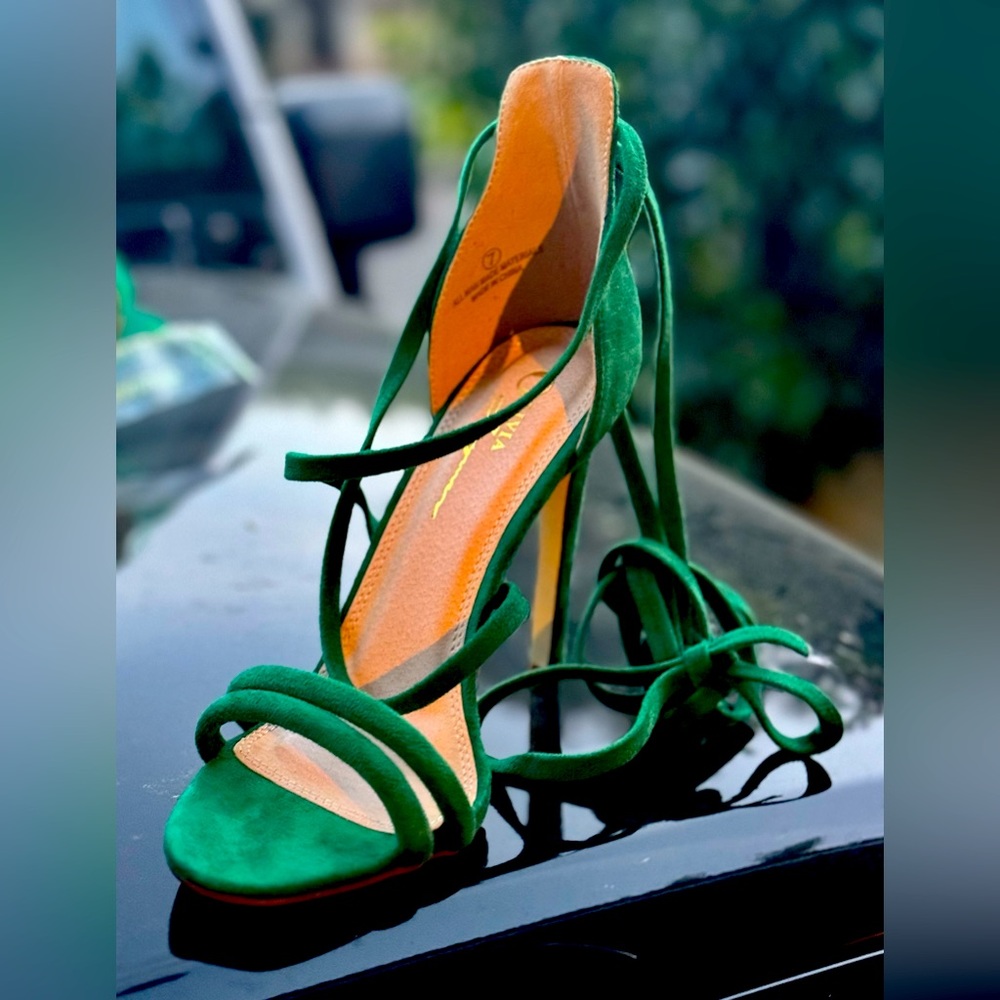 Size 7 green velvetey heels